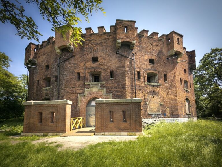 Fort 31 Benedykt: 19th-century Artillery Tower Fort in Kraków