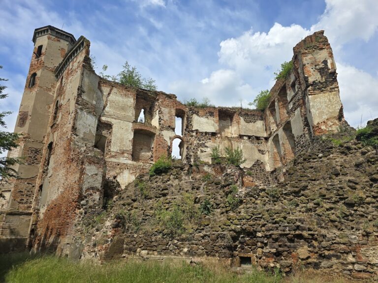 Uraz Castle: A Medieval Fortress and Ducal Stronghold in Poland