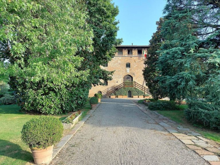 Castle of Macconago: A Medieval Defensive Building near Milan