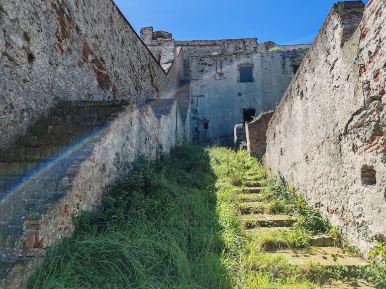 Forte San Giacomo: A Coastal Defensive Fortress in Italy