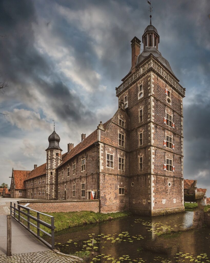 Schloss Raesfeld: A Renaissance Water Castle in Germany 2 Schloss Raesfeld