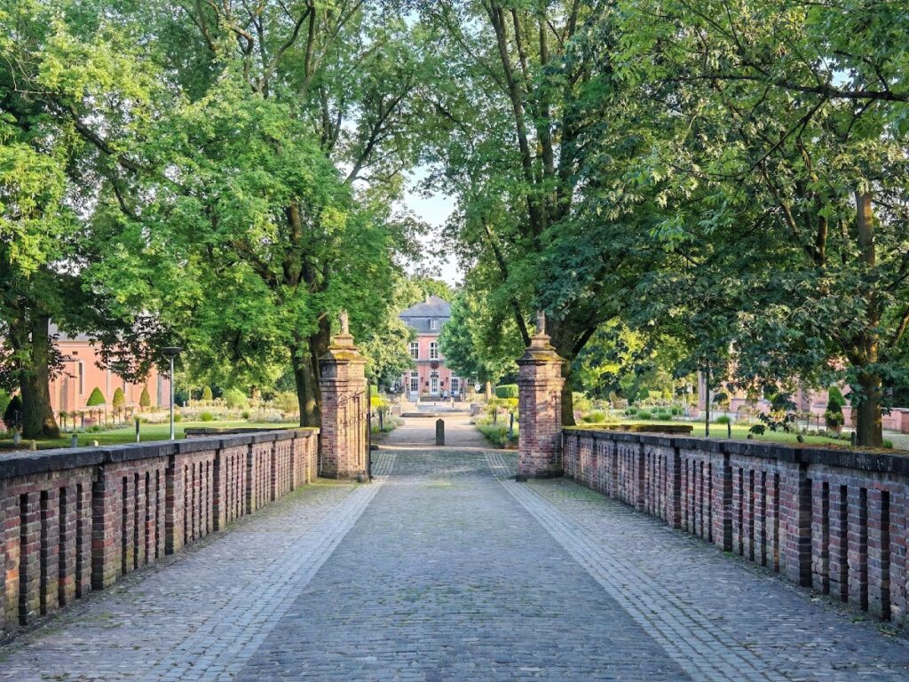 Schloss Wickrath: A Baroque Castle and Horse-Breeding Centre in Germany 1 Schloss Wickrath