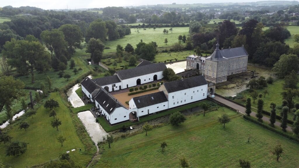 Castle Genhoes: A Moated Noble Residence in the Netherlands 1 Castle Genhoes
