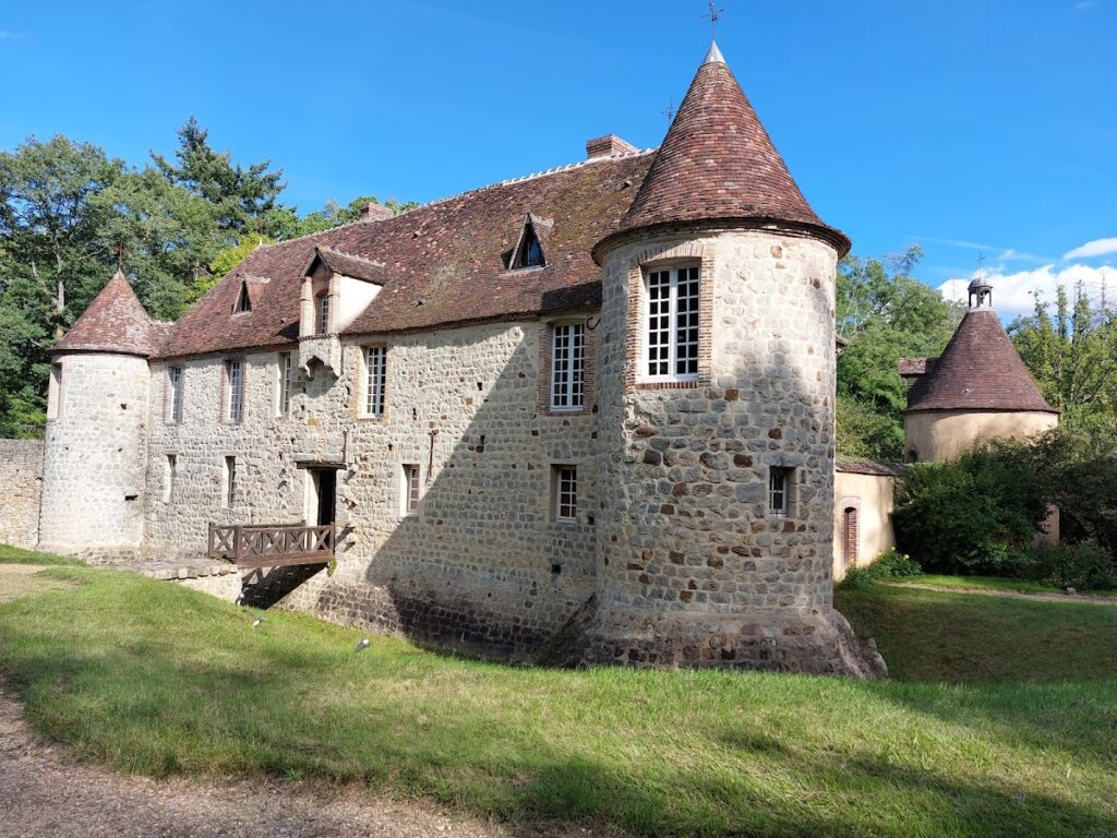 Château de la Houssaye: A Fortified Seigneurial Residence in France 1 Château de la Houssaye