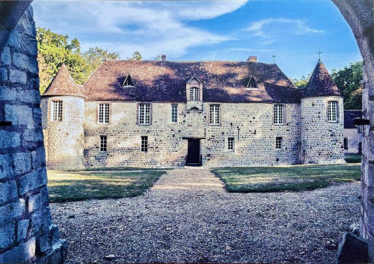 Château de la Houssaye: A Fortified Seigneurial Residence in France