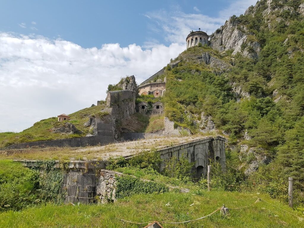 Rocca d'Anfo: A Historic Fortified Military Complex in Italy 1 Rocca d'Anfo