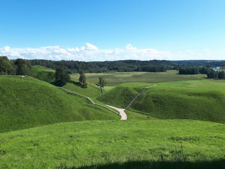 Kernavės IV Piliakalnis (Pilies kalnas), Kernavė: Fortified medieval hill and archaeological reserve