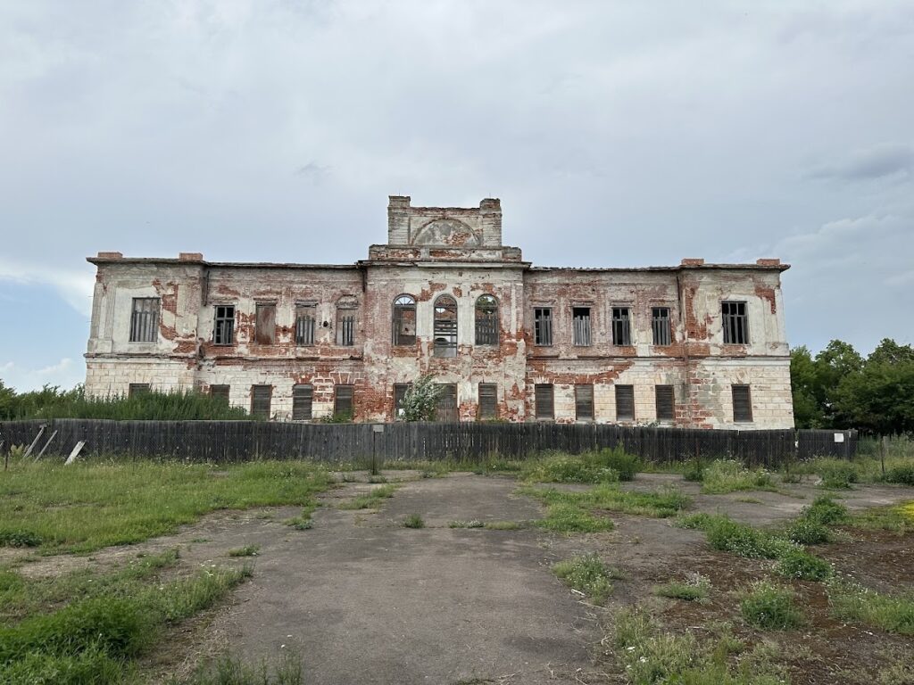 Horvat Manor in Naroŭla: A Late-Classicist Palace and Estate Center 1 Horvat Manor in Naroŭla