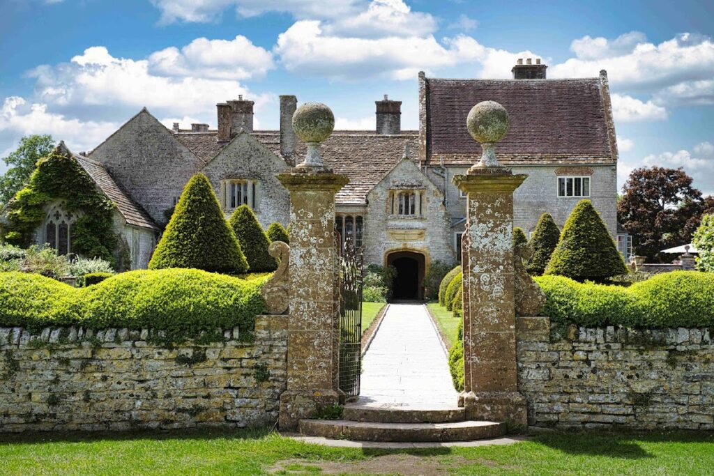 Lytes Cary: A Medieval Manor House and Historic Garden in Somerset 2 Lytes Cary