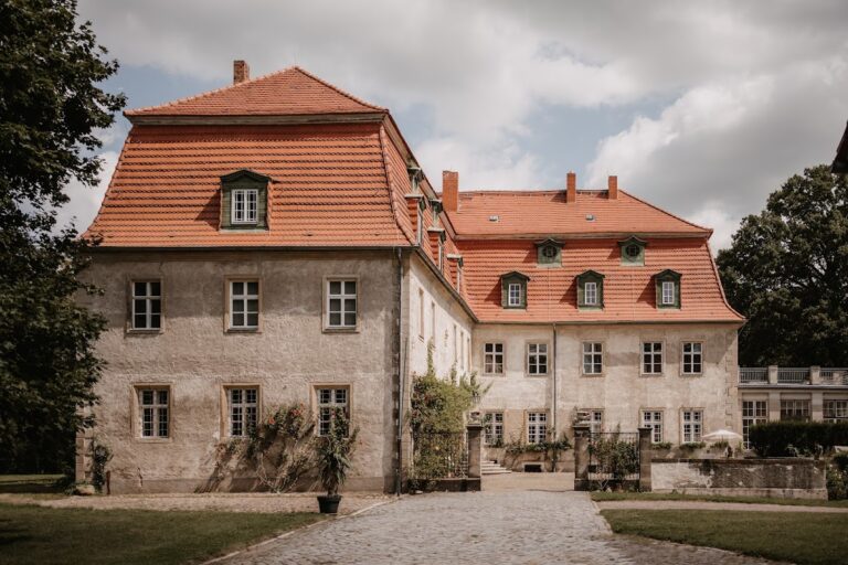 Schloss Ahlsdorf: A Baroque Aristocratic Residence and Historic Park in Germany