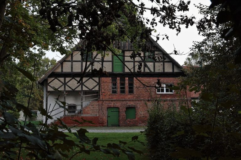 Schloss Ahlsdorf: A Baroque Aristocratic Residence and Historic Park in Germany