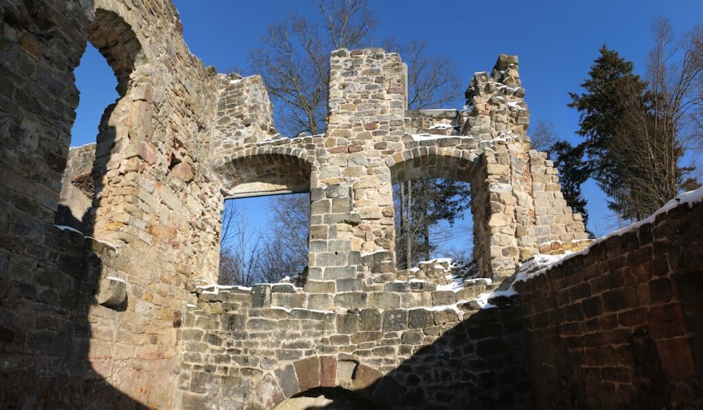 Rauheneck Castle: A Medieval Administrative Castle in Germany 2 Burgruine