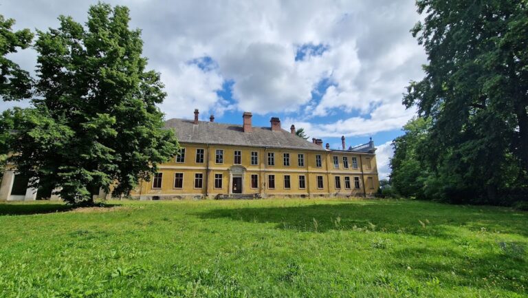Schloss Golßen: A Classicist Manor House in Germany
