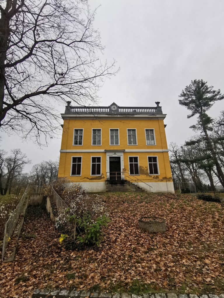 Schloss Golßen: A Classicist Manor House in Germany 2 Schloss Golßen