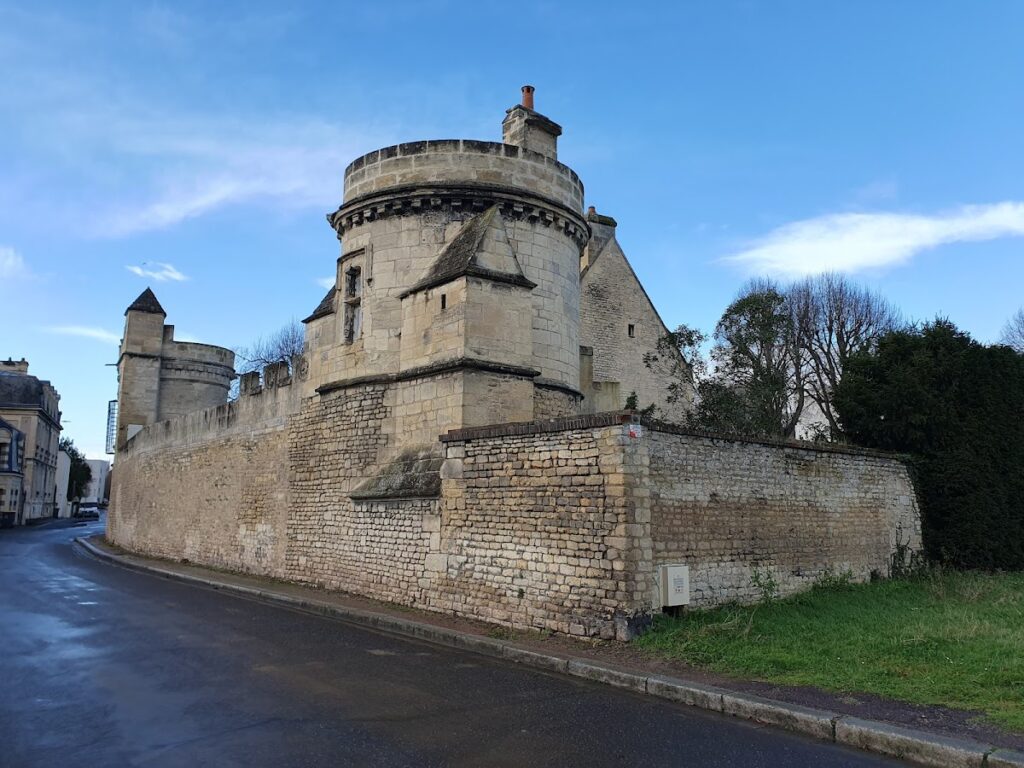 Manoir des Gens d'armes: a fortified manor in Caen, France 1 Manoir des Gens d'armes