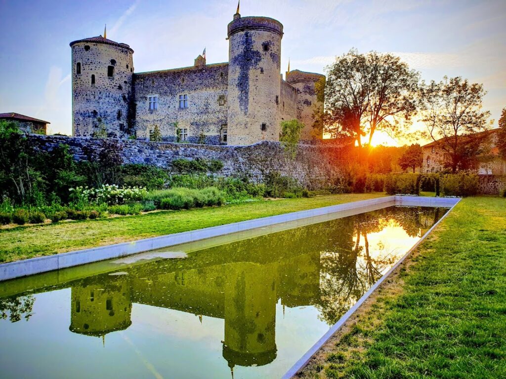Château de Saint-Vidal: A Medieval Fortress Adapted for Artillery 1 Château de Saint-Vidal
