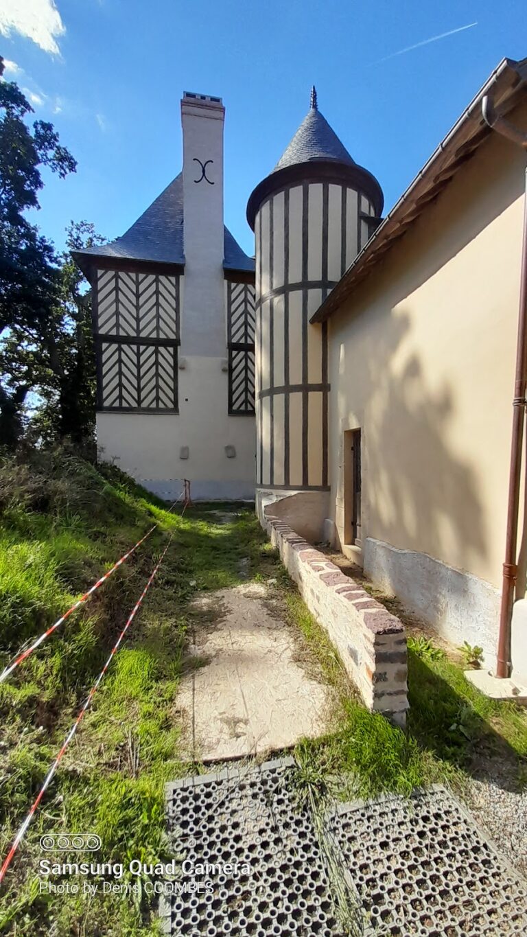 Manoir du Boberil: Medieval manor house in L’Hermitage, France