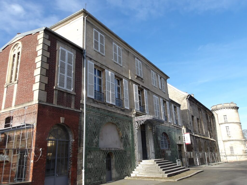 Château de Creil: A Fortified Castle and Royal Residence in France 2 Château de Creil