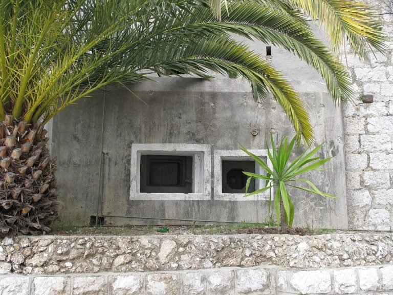 Avant-poste de Pont-Saint-Louis: A Coastal Alpine Maginot Outpost