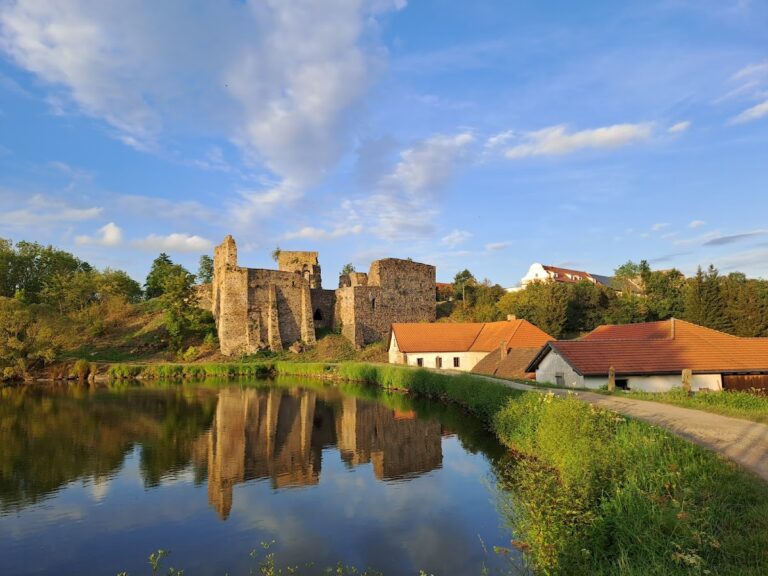 Starý Zámek: A Gothic Castle Ruin in Czechia