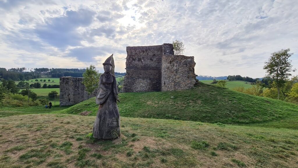 Starý Zámek: A Gothic Castle Ruin in Czechia 5 Starý Zámek