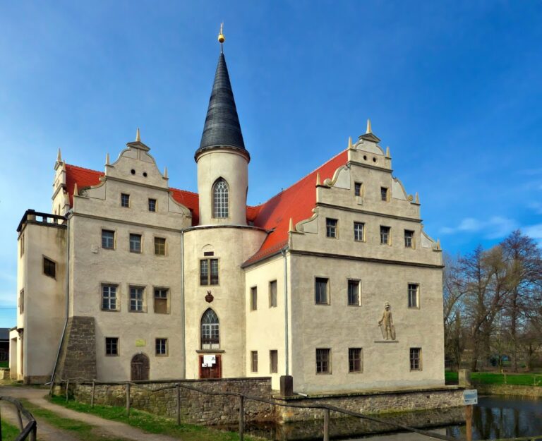 Schloss Oberau: A Moated Castle in Saxony, Germany