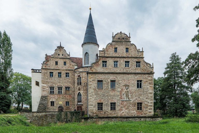 Schloss Oberau: A Moated Castle in Saxony, Germany