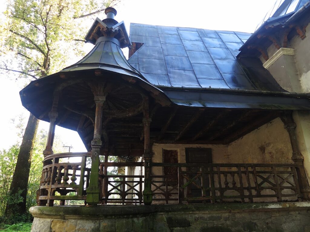 Manor house in Bykowce: Tarnawiecki Estate Residence 2 Manor house in Bykowce