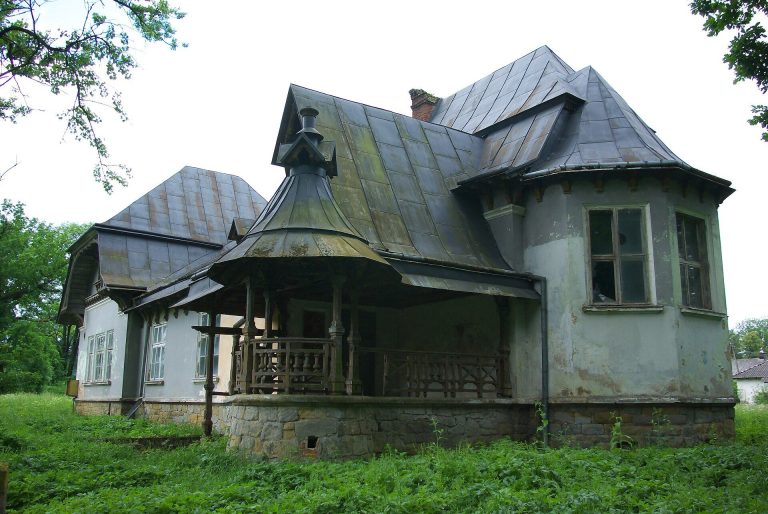 Manor house in Bykowce: Tarnawiecki Estate Residence