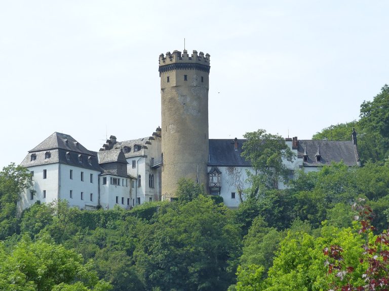 Dehrn Castle: A Medieval Hilltop Fortress and Noble Residence in Germany