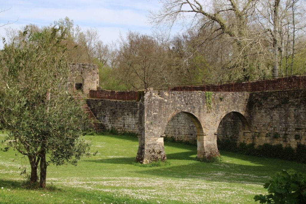 Pommiers Castle: A Medieval Fortified Settlement in France 2 Château de Pommiers