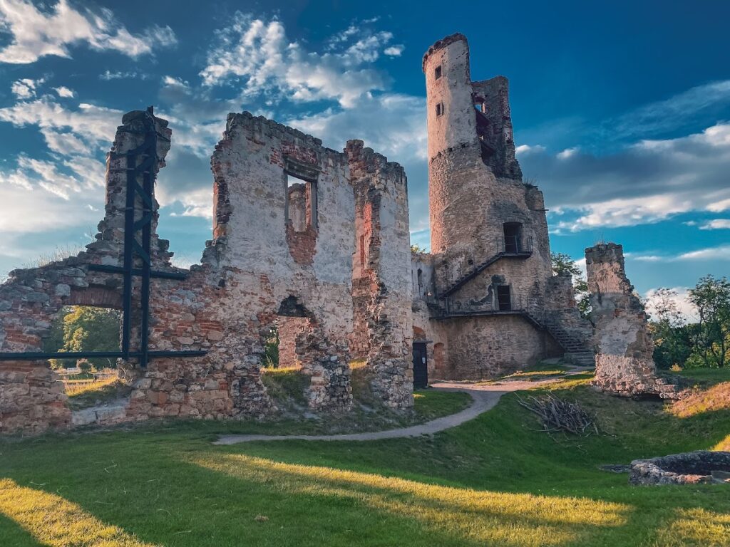 Zvířetice Castle: A Medieval Stronghold and Ruin in Czechia 2 Zvířetice Castle