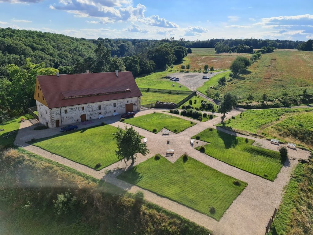 Zvířetice Castle: A Medieval Stronghold and Ruin in Czechia 3 Zvířetice Castle