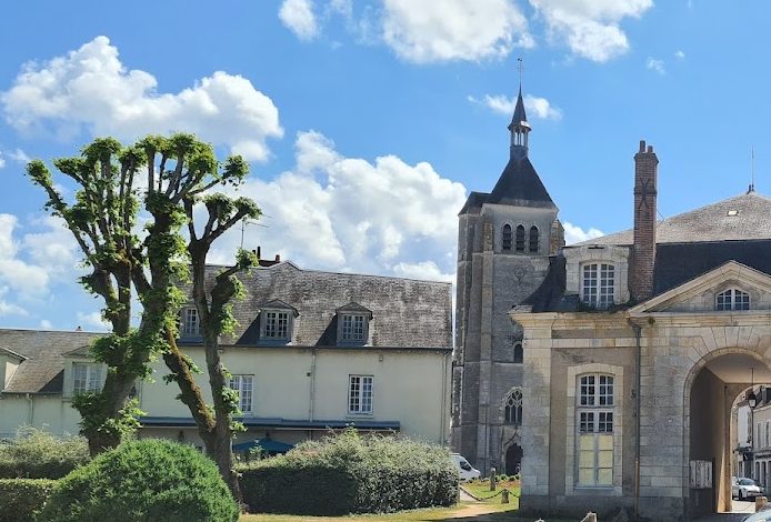 Château de Châteauneuf-sur-Loire: A Royal Fortress and Historic Residence in France