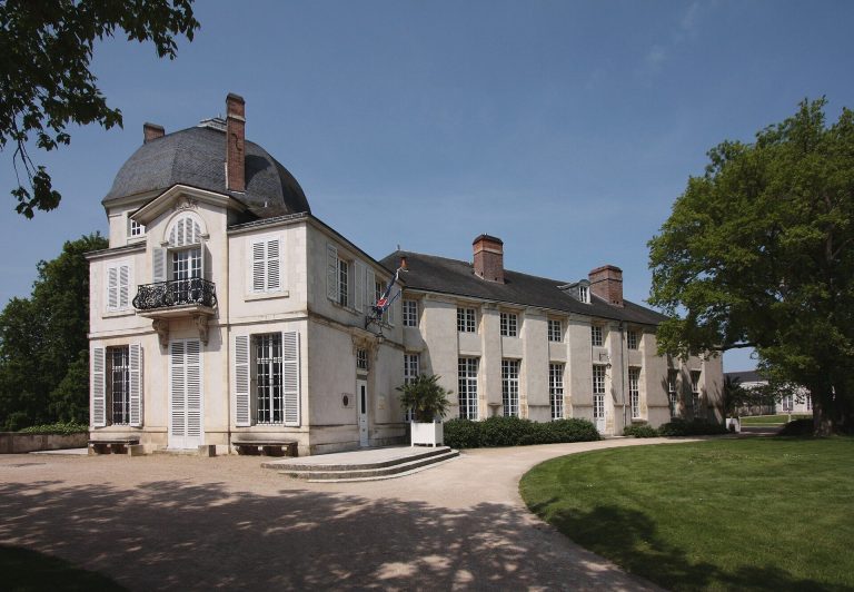 Château de Châteauneuf-sur-Loire: A Royal Fortress and Historic Residence in France