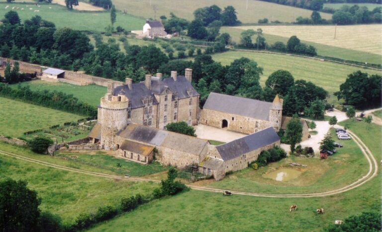 Château de Crosville-sur-Douve: A Fortified Manor and Seventeenth-Century Château
