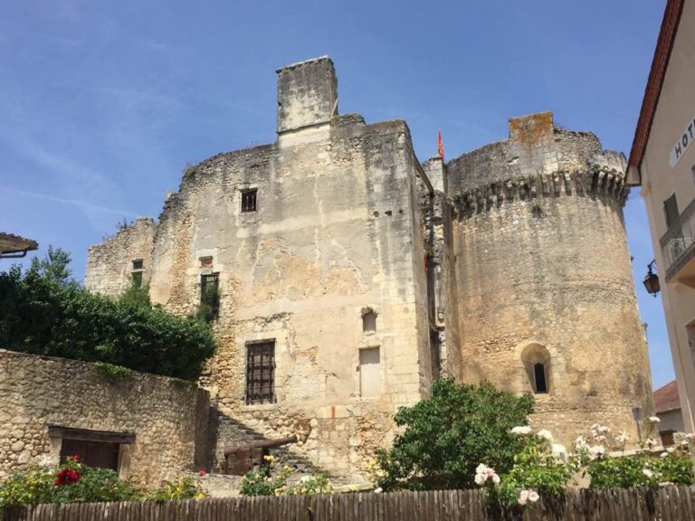 Château Barrière: A Medieval Castle in Villamblard, France