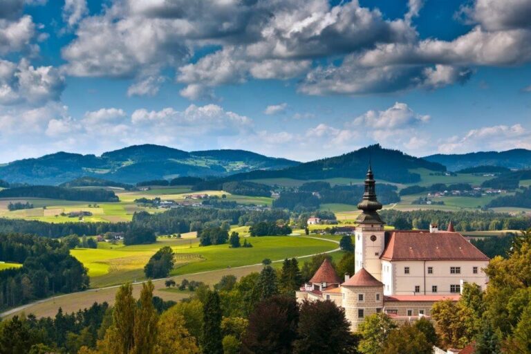 Schloss Weinberg: Castle and cultural centre in Kefermarkt, Austria