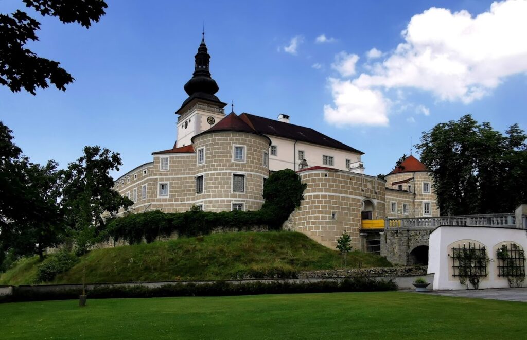 Schloss Weinberg: Medieval Castle and Renaissance Palace in Austria 3 Schloss Weinberg