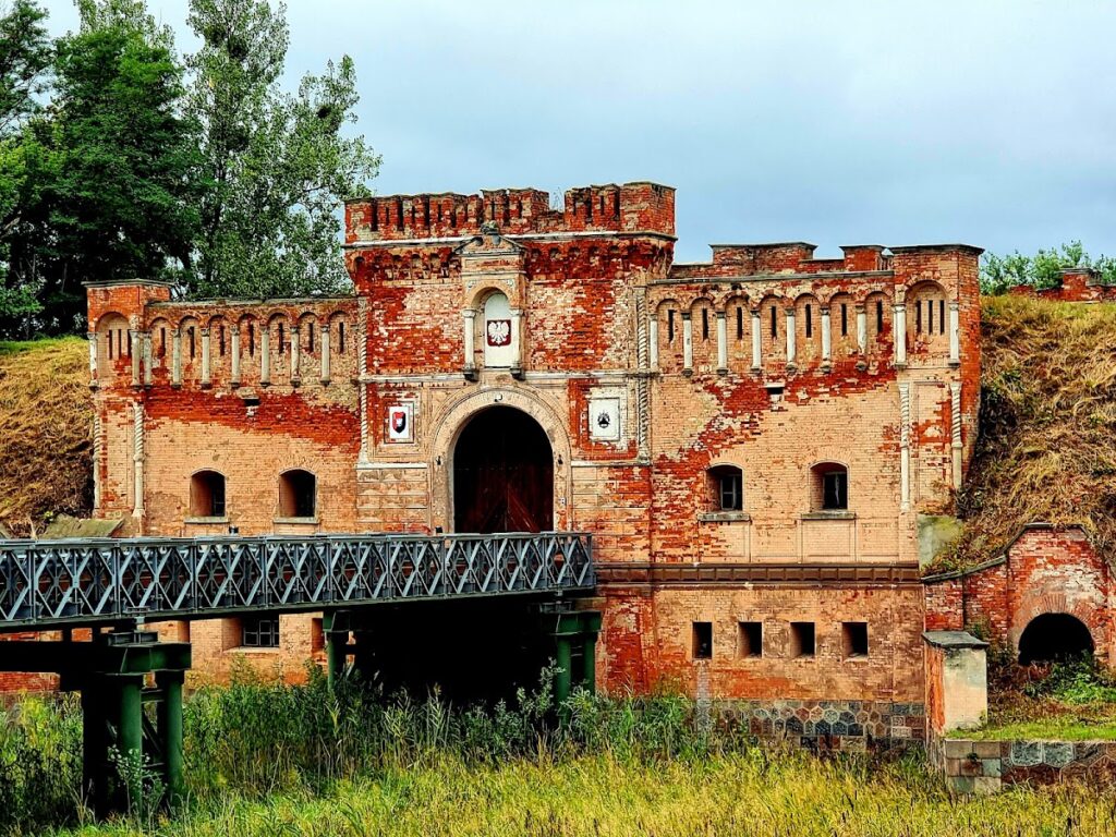 Dęblin Fortress: A Russian Imperial Stronghold in Poland 1 Dęblin Fortress