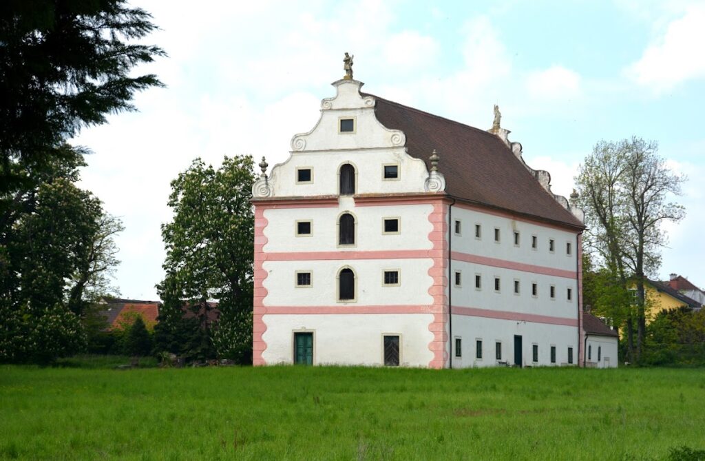 Schloss Harmannsdorf: A Moated Castle in Austria 2 Schloss Harmannsdorf