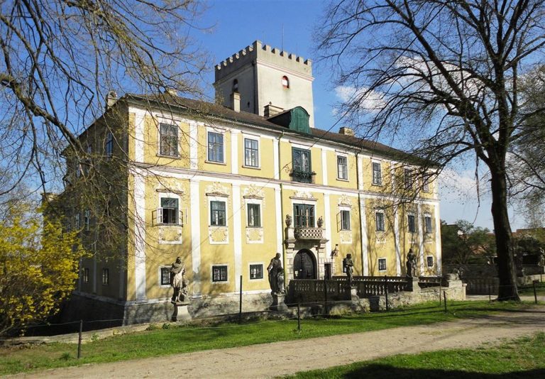 Schloss Harmannsdorf: A Moated Castle in Austria