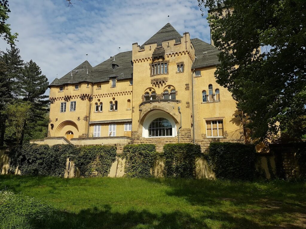 Hakeburg: A Neo-Romanesque Manor House in Kleinmachnow 1 Hakeburg