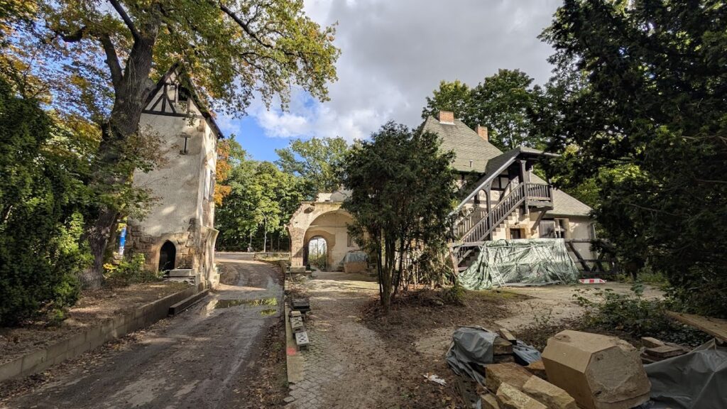 Hakeburg: A Neo-Romanesque Manor House in Kleinmachnow 2 Hakeburg