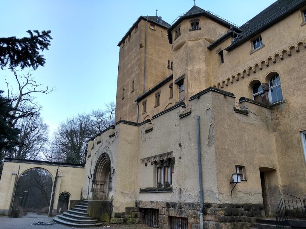 Hakeburg: A Neo-Romanesque Manor House in Kleinmachnow 3 Hakeburg