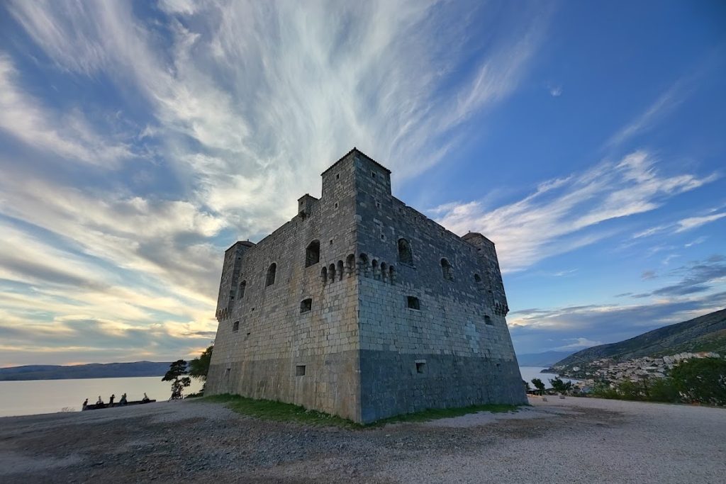 Nehaj Fortress: A Sixteenth-Century Habsburg Fortress in Croatia 1 Nehaj Fortress