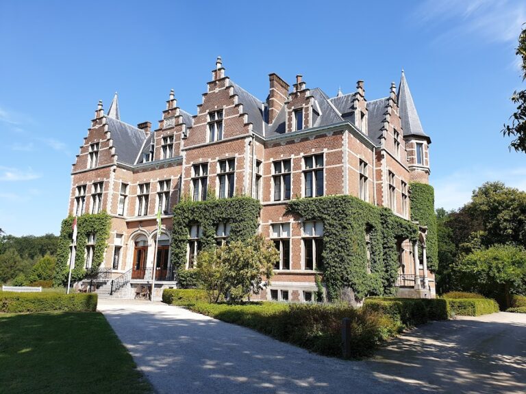 Vrieselhof: Castle and Provincial Park in Belgium