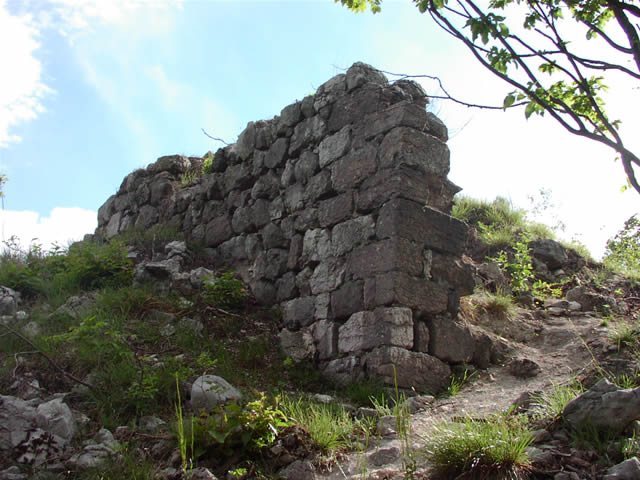 Torre di Visione: A Medieval Castle Controlling the Route into the Non Valley