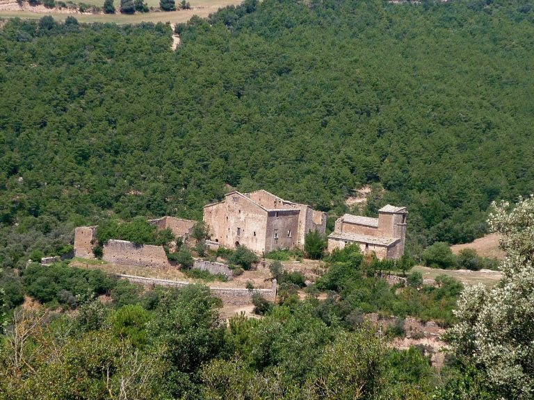 Castell de Llanera: A Territorial Castle and Seigneurial Manor in Spain