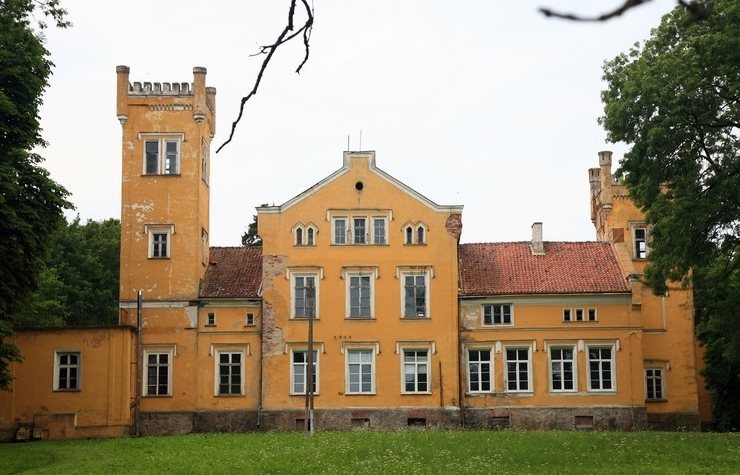 Jegławki Palace: A Gothic Revival Estate Residence in Poland